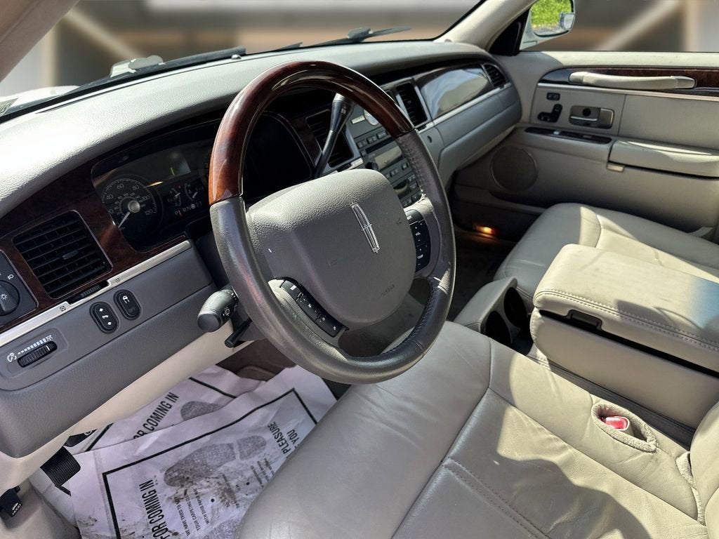 2011 Lincoln Town Car Signature Limited